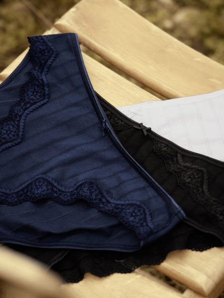 Slip mit Spitzenrändern